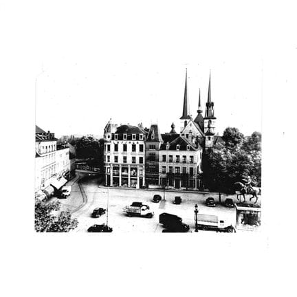 VDL. Raccolta di 5 fotografie di Place Guillaume a