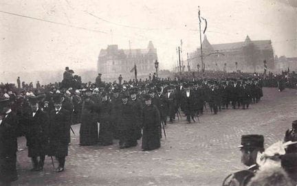 EVENTO. Cartolina fotografica di un corteo di lumi