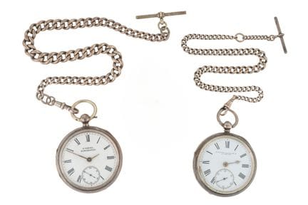 Une montre de poche en argent à cadran ouvert, à r