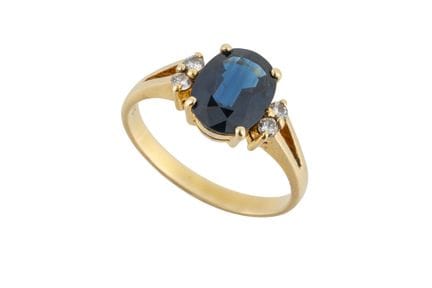 Ein Ring aus 14-karätigem Gold mit Saphir und Diam