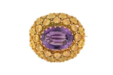 Eine zweifarbige Amethyst-Brosche; der ovale Ameth