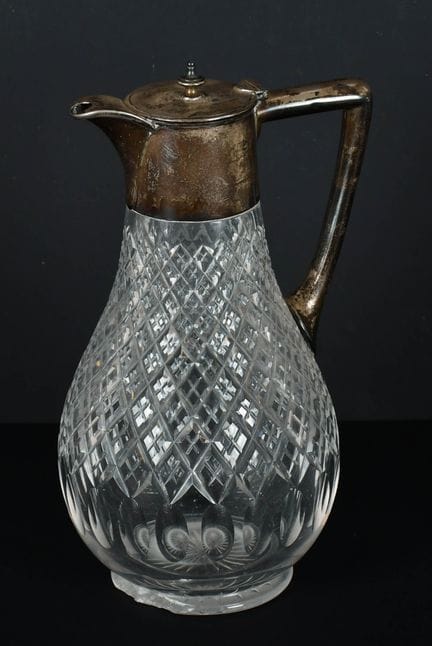 Caraffa da vino in cristallo intagliato in stile v