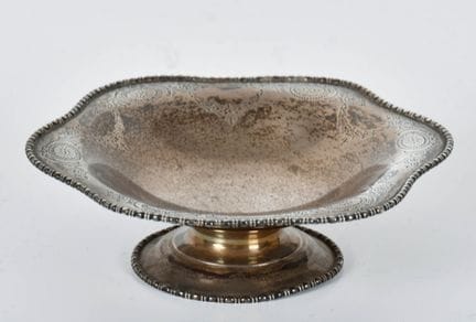Plat circulaire sur pied, à bord lobé et rebord pe