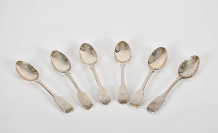 一套六支茶匙，爱尔兰产，小提琴纹样，镌刻纹章，都柏林 1842 年，乔治·沃特豪斯公司（George