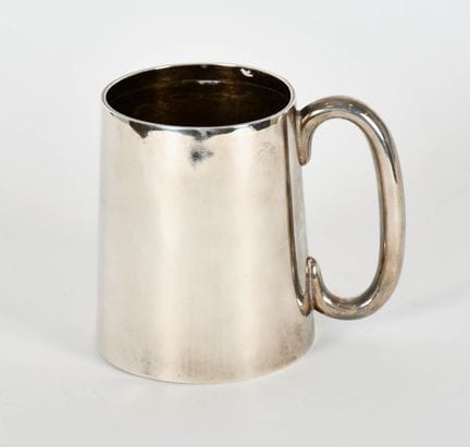 一只银制啤酒杯，杯身简洁且呈锥形，1926年产于伯明翰，可能出自巴肯兄弟之手，重量大约为361克（1