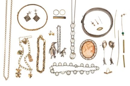 Una colección de joyas, que incluye una pulsera co
