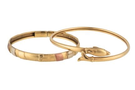 Ein Armreif aus 9-Karat-Gold in Form eines Delfins