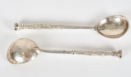 奥马尔·拉姆斯登：一对工艺艺术展示用勺子，分别制作于1929年和1930年，勺碗呈无花果形，顶部饰有