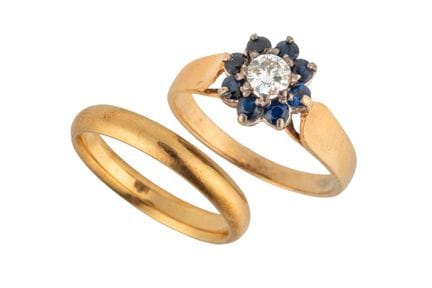 Ein Ring aus 9-Karat-Gold mit Saphiren und Diamant