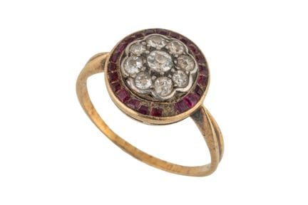 Ein Diamant- und Rubin-Cluster-Ring, in der Mitte 
