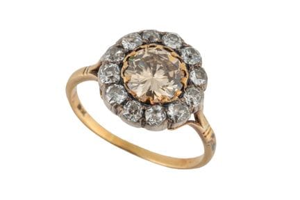 Ein Clusterring aus 18-Karat-Gold mit Diamanten un
