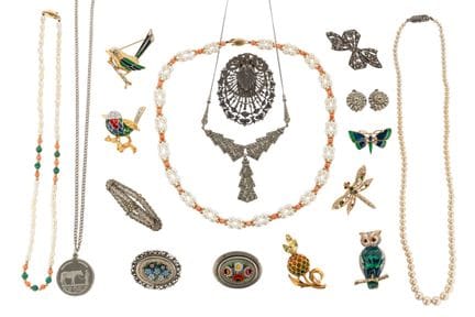 Una colección de bisutería, que incluye un collar 