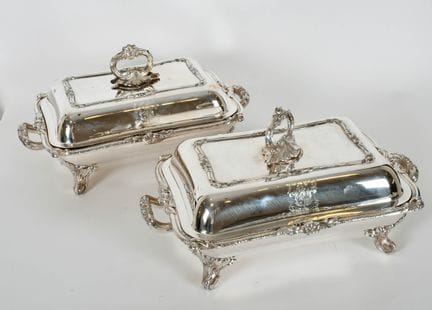 Paire de plats de service plaqués avec leurs couve