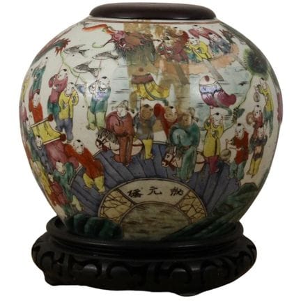Porcelain potiche decorated with floral motifs and