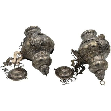 Paire de lampes votives en argent ancien, finement