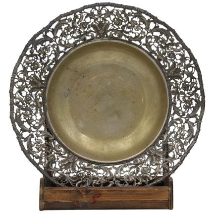 Assiette ronde en argent finement gravée, repoussé