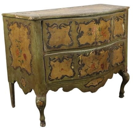 Commode à deux tiroirs. Bois peint avec des motifs
