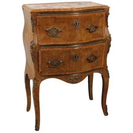 Petite commode à deux tiroirs en noyer, avec moulu