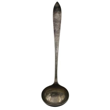 Grande louche en argent gravé. Poids 244gr.