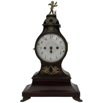 Horloge de table. Boîtier en acajou et incrustatio