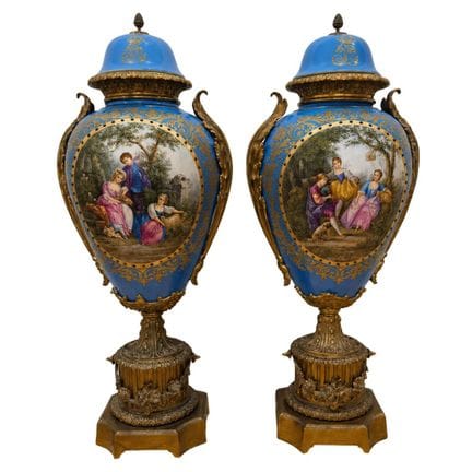 Paire de grands vases prestigieux avec couvercle. 
