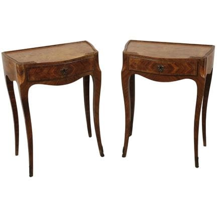 Paire de petites consoles en ébène violet, dont le