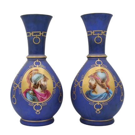 Paire de grands vases en porcelaine à décor centra