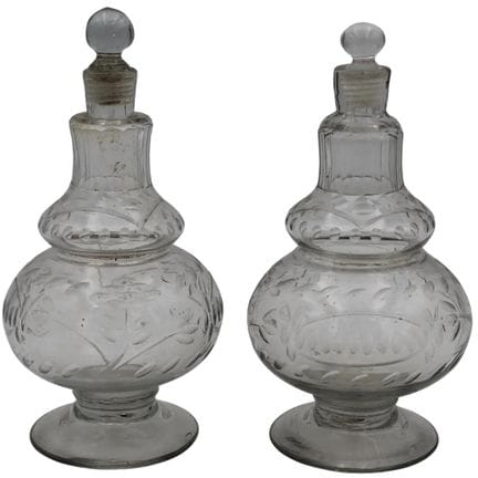 Paire de bouteilles en verre soufflé ornées de mot