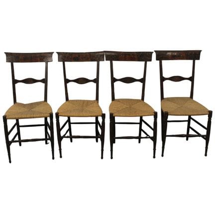 Quatre chaises en bois laqué et décoré de scènes d