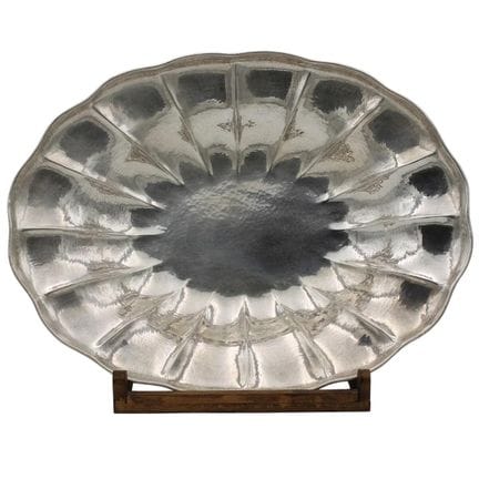 Plateau en argent repoussé. XXe siècle. Poids : 1,