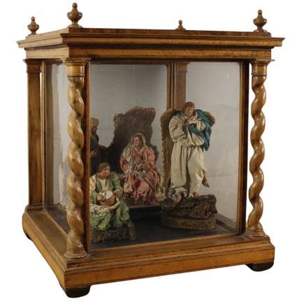 Grande vitrine contenant une crèche en noyer sculp