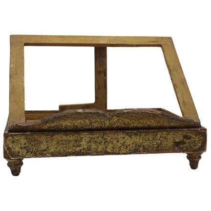 Pupitre en bois sculpté et doré, orné de motifs dé