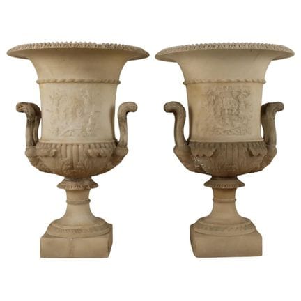 Paire de grandes amphores en albâtre, sculptées su