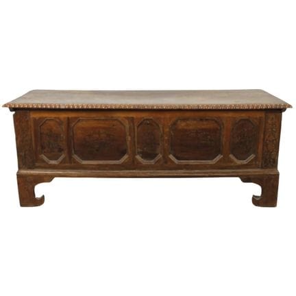 Coffre en noyer sculpté, orné de motifs décoratifs