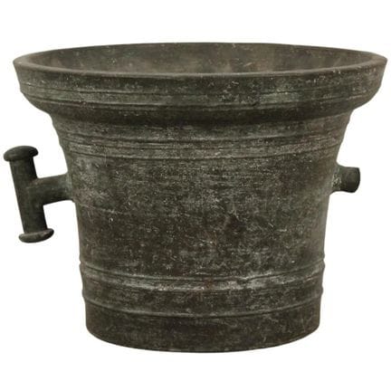 Grand mortier ancien en bronze. L'une des deux poi