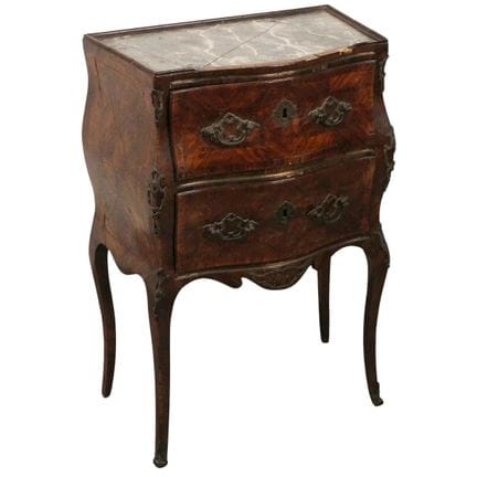 Élégante table de chevet à deux tiroirs. Réalisée 