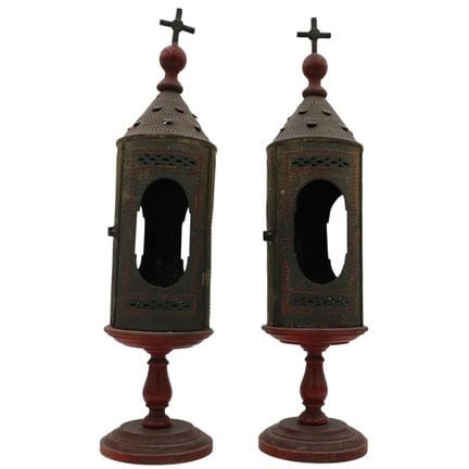 Deux chandeliers d'autel. Métal et bois peint. XIX