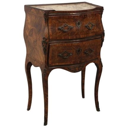 Élégante table de chevet à deux tiroirs. Réalisée 