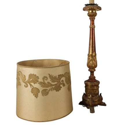 Lampe à huile en bois doré et sculpté, ornée de mo