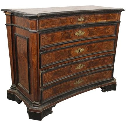 Grande commode à cinq tiroirs en noyer, finement m