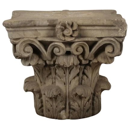 Chapiteau corinthien. Pierre sculptée. Sud de l'It
