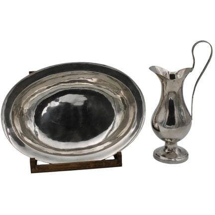 Cruche et cuvette en argent ancien repoussé. Marqu