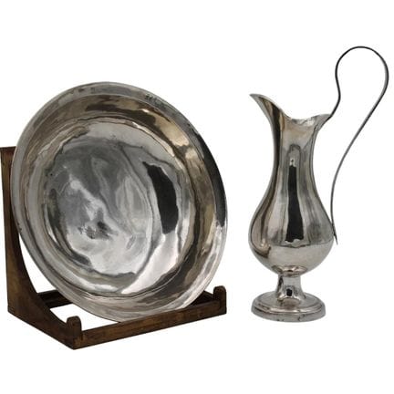 Cruche et cuvette en argent ancien repoussé. Marqu