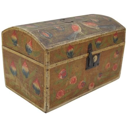 Coffre en bois peint, orné d'oiseaux et de motifs 