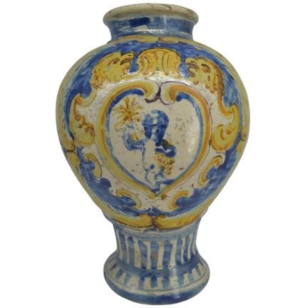 Vase ovoïde. Majolique ancienne ornée d'un décor f