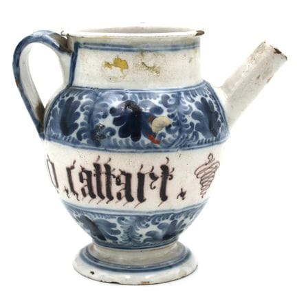 Cruche en majolique ancienne décorée de motifs orn