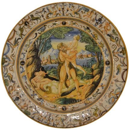 Grand plat en majolique polychrome ancienne, repré