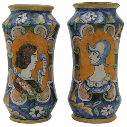 Paire d'albarelli en majolique polychrome, avec un
