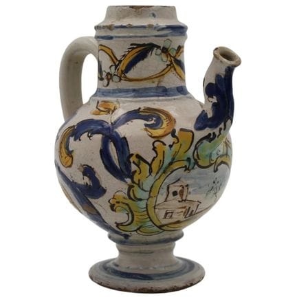 Pichet  Ancienne majolique ornée d'un décor en rel