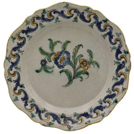 Assiette en majolique ancienne ornée de motifs flo
